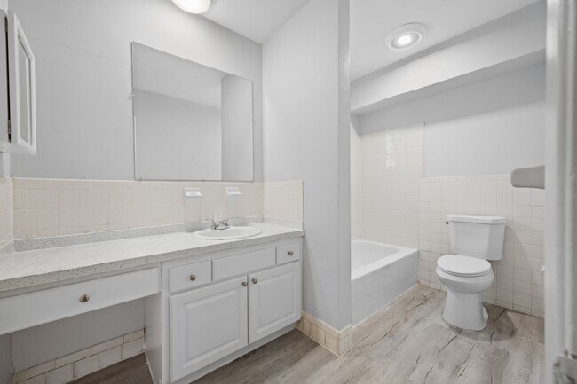 Building Photo - 1 BR / 1 Bath Unit