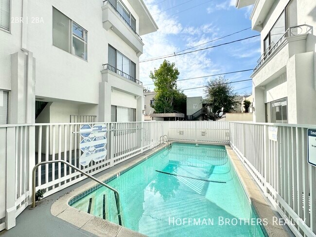 Building Photo - 231 N La Peer Dr