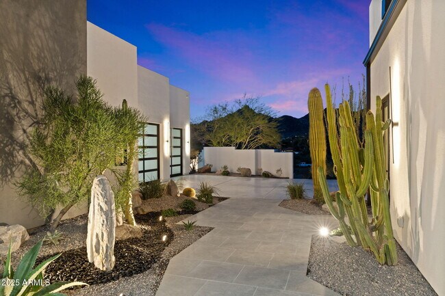 Building Photo - 3135 E Palo Verde Dr