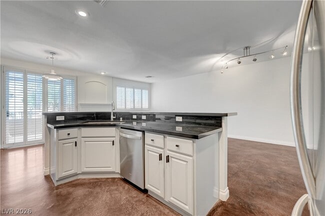 Building Photo - 9420 San Laguna Ct