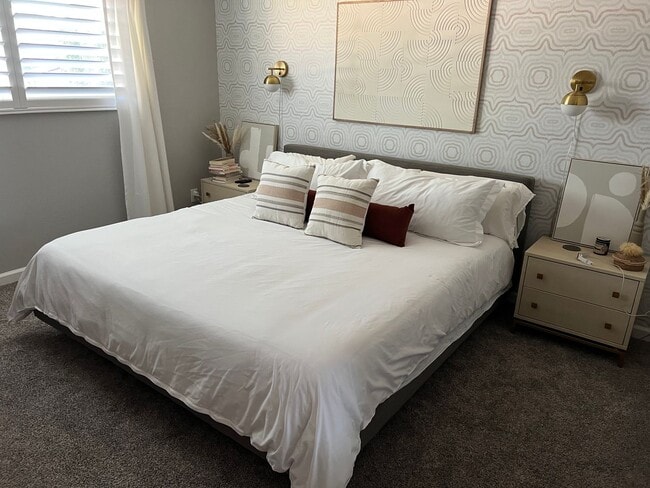 Building Photo - Stunning 5 Bedroom in the Coveted Kipling ...