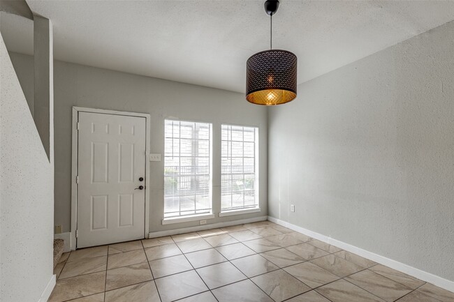 Building Photo - 8725 Victorian Village Dr