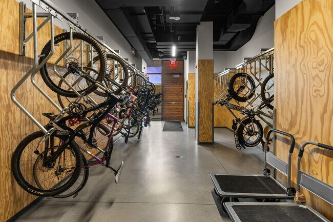 Building Photo - 221 E Oak St