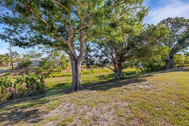 Building Photo - Modern Sarasota 3 Bedroom Home With Separa...