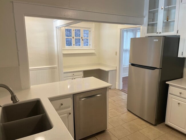 Building Photo - Historic Home 3BR / 2BA Detached Garage, W...