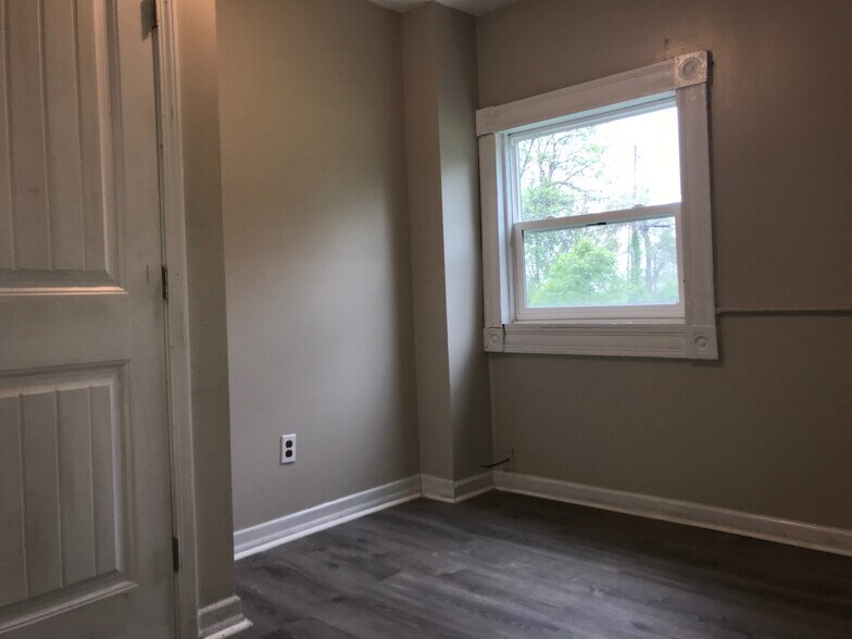 Building Photo - 1528 Wilson Ave