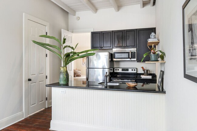 Building Photo - 1BD/1BA in Bywater, Central Air, W/D in Unit, Private Back Patio.