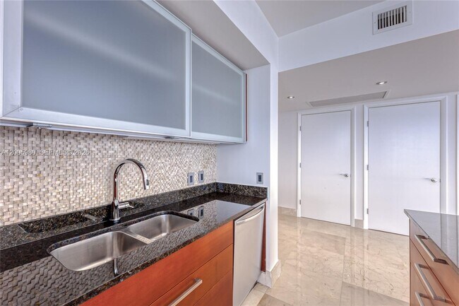 Building Photo - 1830 S Ocean Dr