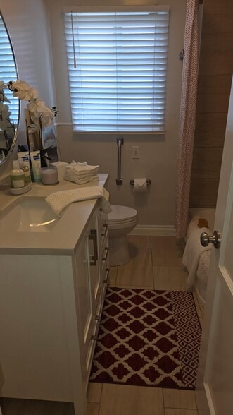 main bathroom - 3514 S Burnside Ave