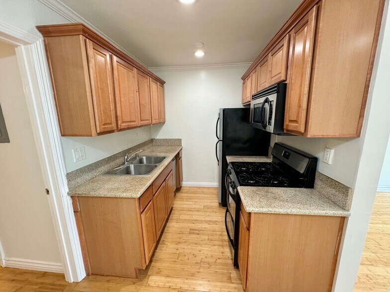 Building Photo - 10876 Palms Blvd