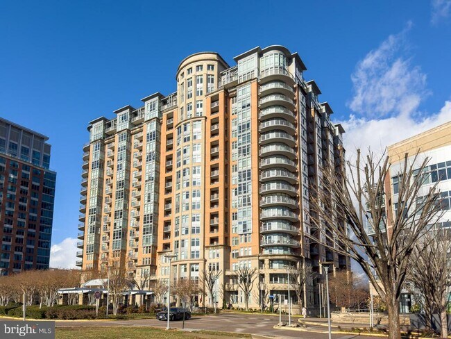 Building Photo - 8220 Crestwood Heights Dr