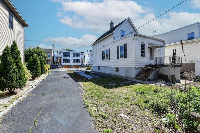 Building Photo - 241 Maple St
