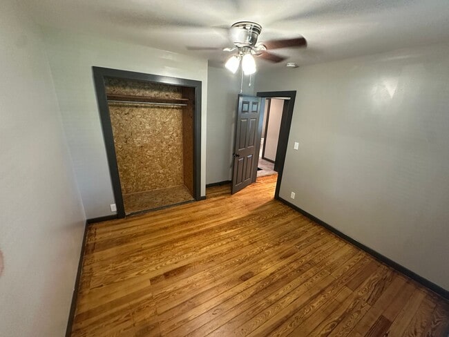 Building Photo - 2 Bed 1 Bath home minutes from everything ...
