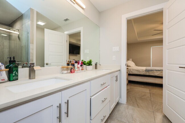 Building Photo - 1025 La Muralla St