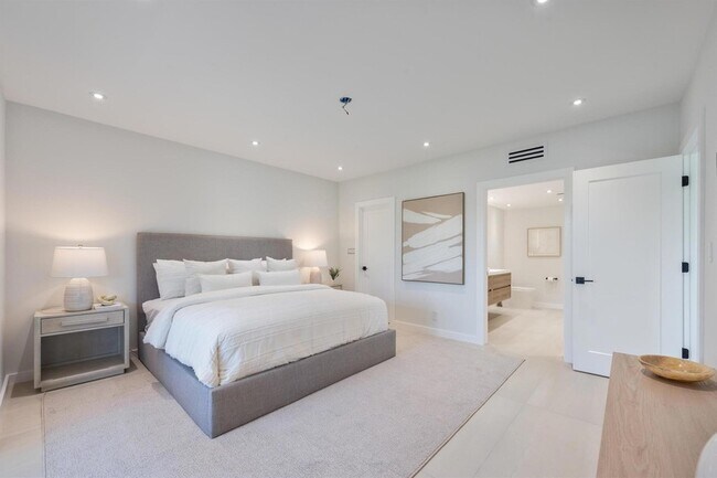 Building Photo - 800 Greensward Ct