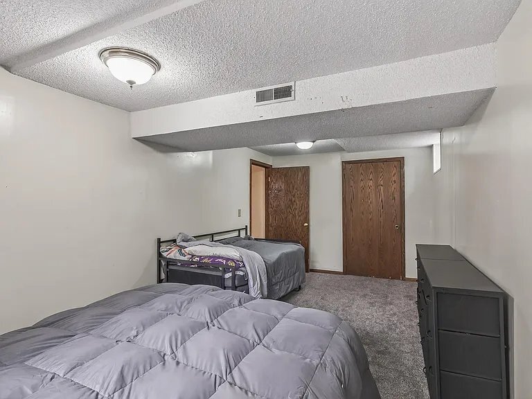 Building Photo - 800-802 Parkview Ln N