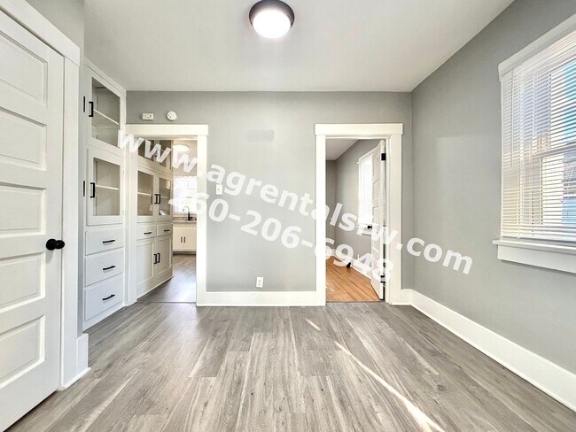 Building Photo - 2 Bedroom House