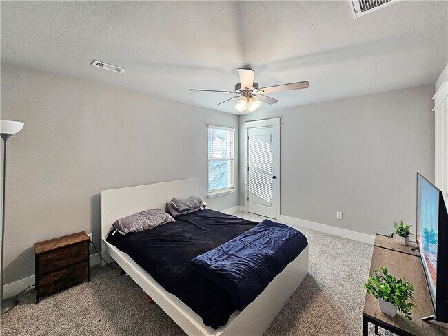 Building Photo - 2091 Bluebonnet Ln