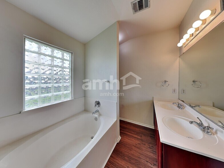 Building Photo - 14712 Bruno Cir