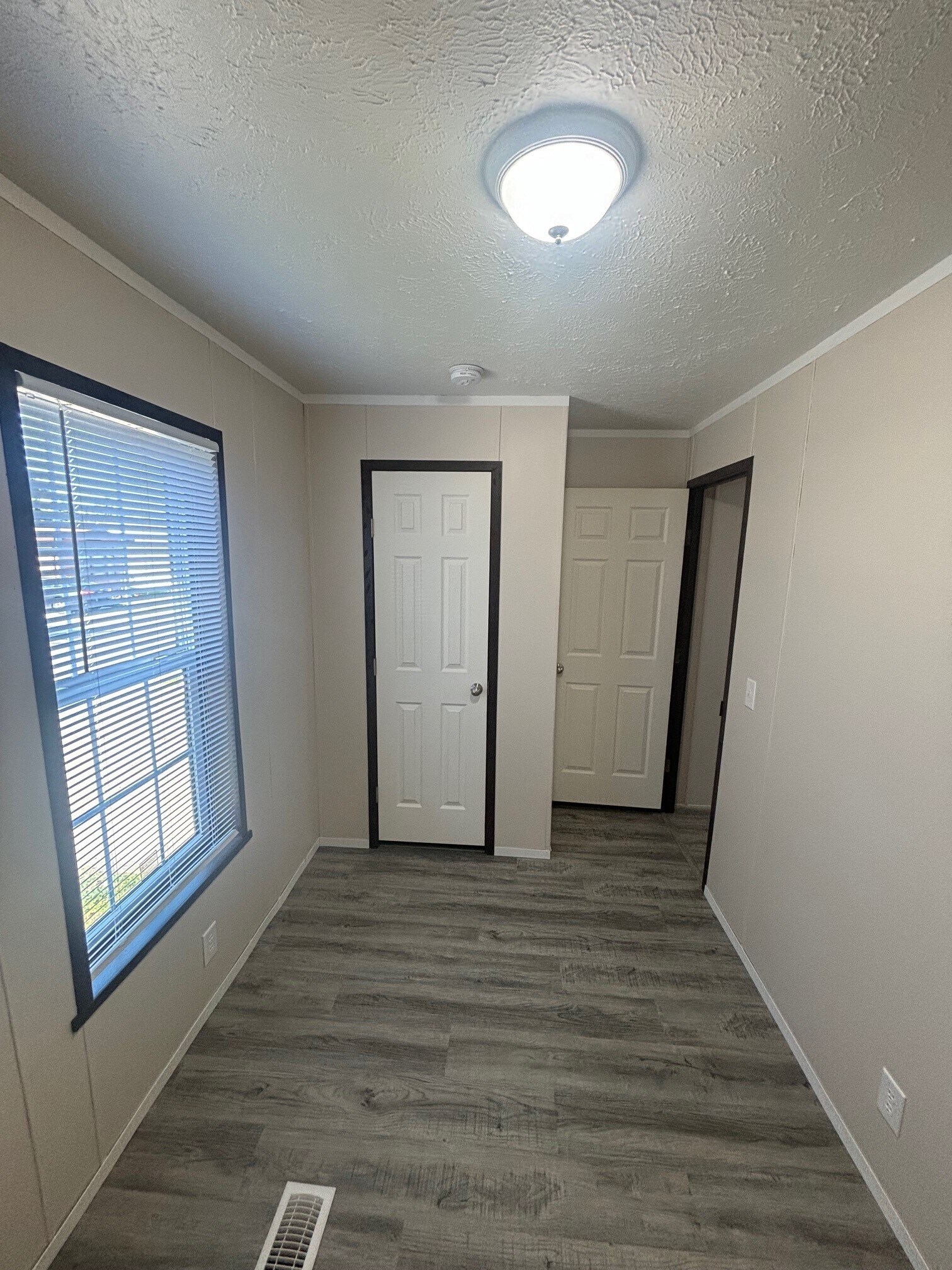 Building Photo - 831 N Pontiac Trail