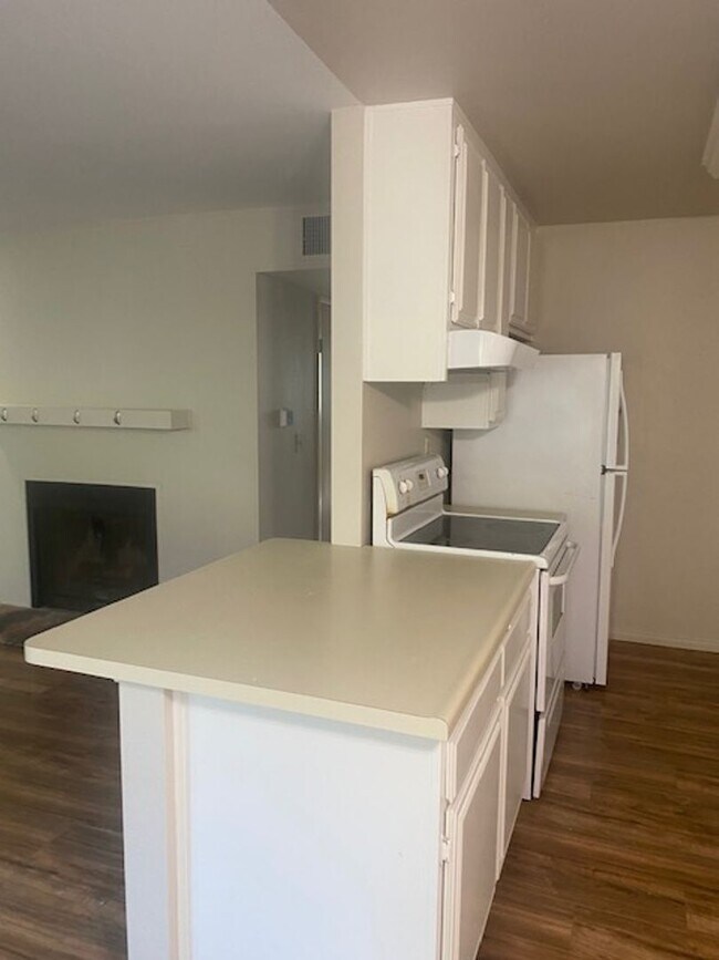 Building Photo - LOCATION, LOCATION 2 Bedroom 2 Bathroom Condo