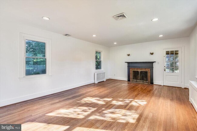 Building Photo - 400 Meadow Ln
