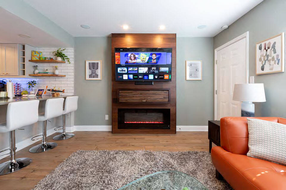 Living room and bar - 3000 Golden Rd