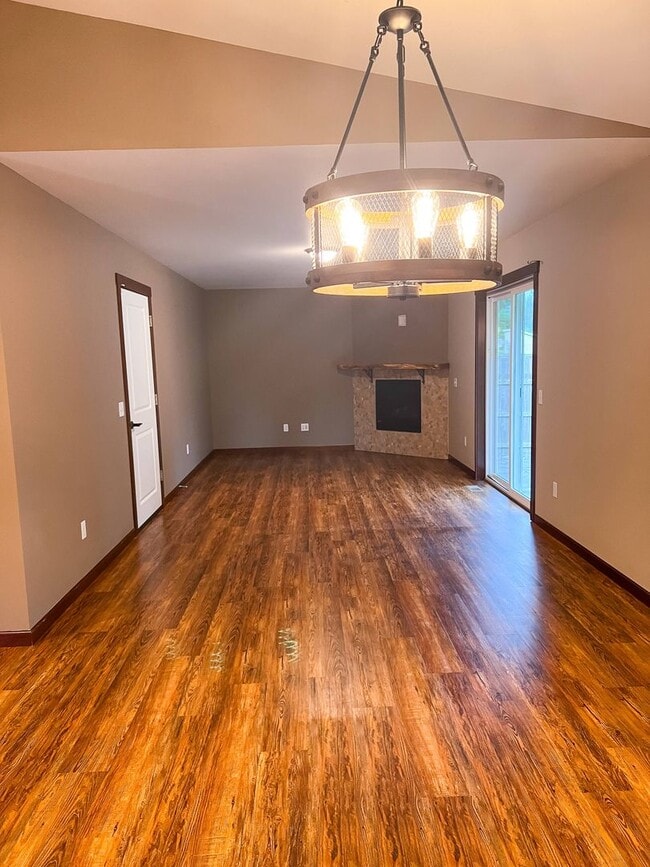 Building Photo - 3 Bed 2 Bath Rambler Gold Bar