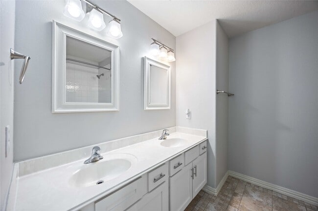 Building Photo - 15018 Summer Knoll Ln