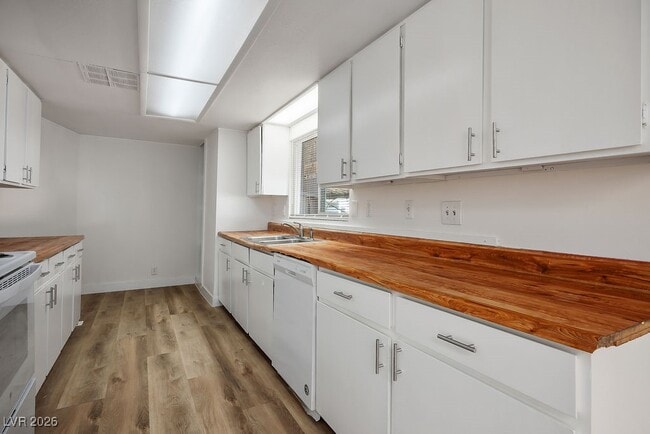 Building Photo - 2879 Green Tree Ave