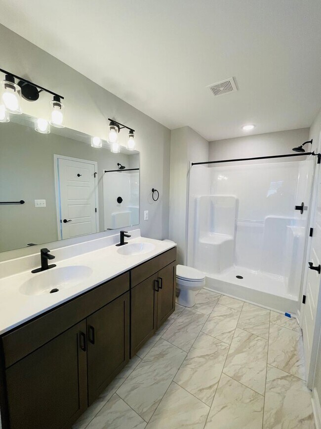 Building Photo - Like New End Unit Townhouse in Congers Creek