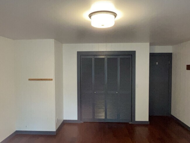 Building Photo - Wonderful Spacious 3-Bedroom 3 Bath with Over an Acre of Land with a Private Gate!