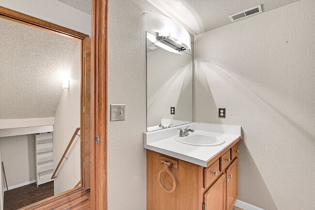Building Photo - $3,050.00, 4 bed, 3 bath, located in Auror...