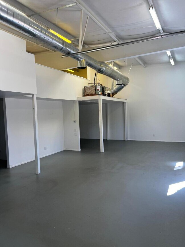 Building Photo - 2754 Agua Fria St