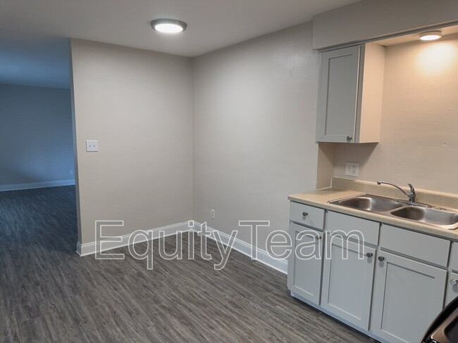 Building Photo - 204 N 10th St