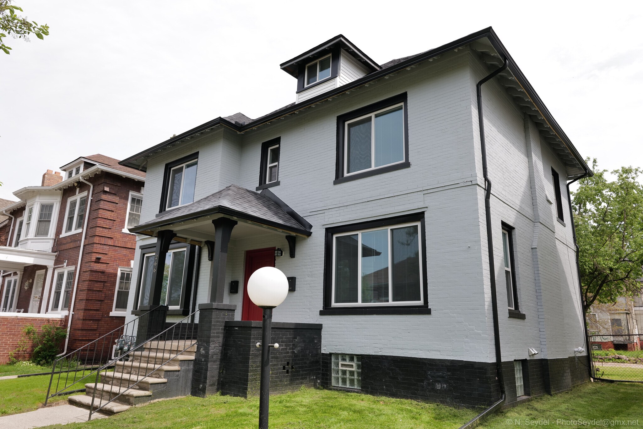 Building Photo - 266 King St