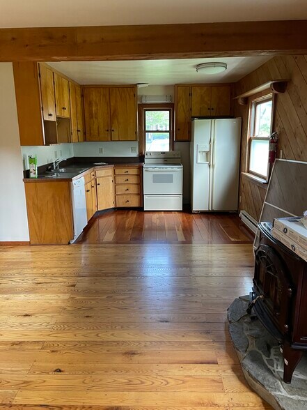 Building Photo - 202 W Pine St