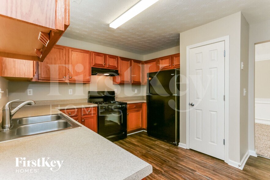 Building Photo - 2692 S Hills