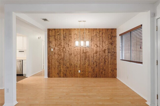 Building Photo - 6903 Skynook Dr