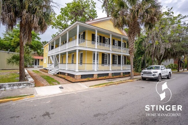 Building Photo - Historic 2 Bedroom / 2 Bath w/ Loft For Re...