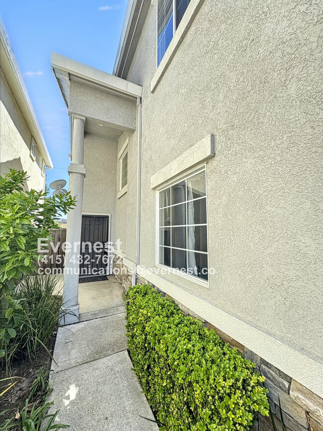 Building Photo - Gorgeous 3-Bedroom Home in a Prime Locatio...