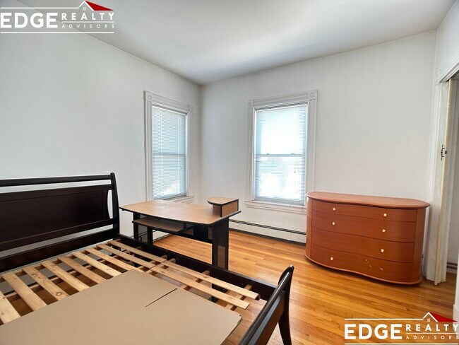 Building Photo - 287 Market St