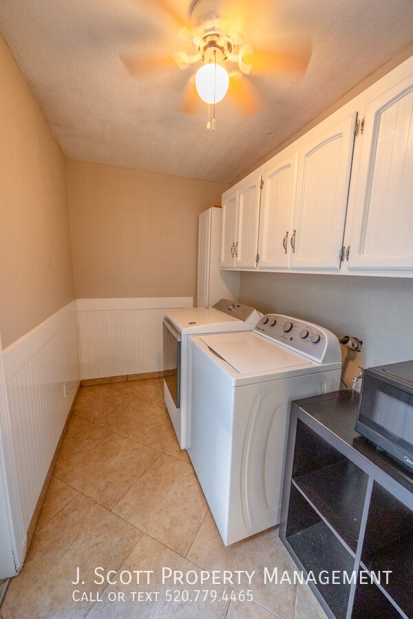 Building Photo - 1184 E Diamond Dr