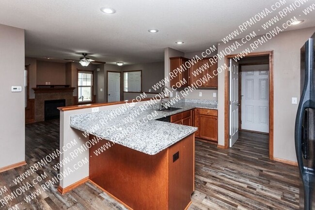 Building Photo - 738 NE Spring St