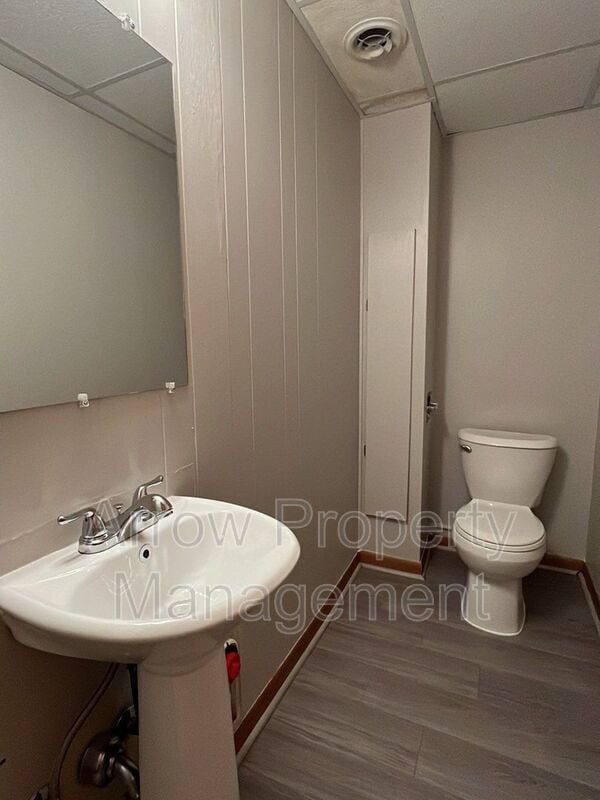 Building Photo - 1925 Manor Ct