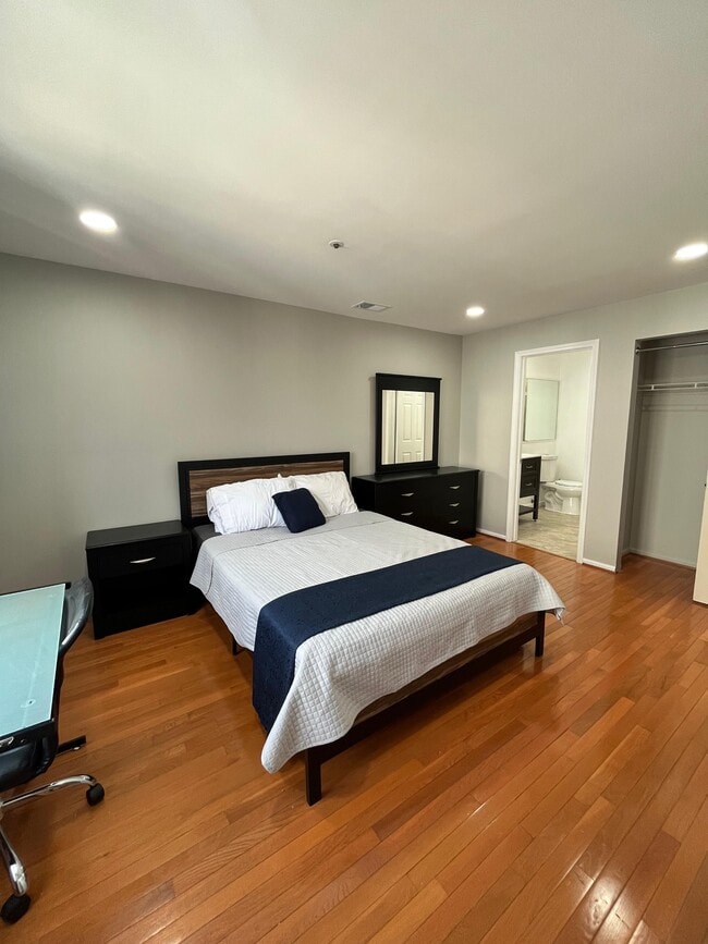 Building Photo - 30 Richmond Street4 - Master Bedroom