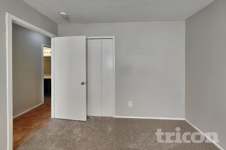 Building Photo - 13622 Oak Breeze