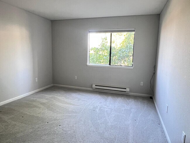 Building Photo - 880 E Fremont Ave