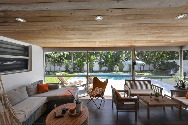 Building Photo - 976 SW 11th St