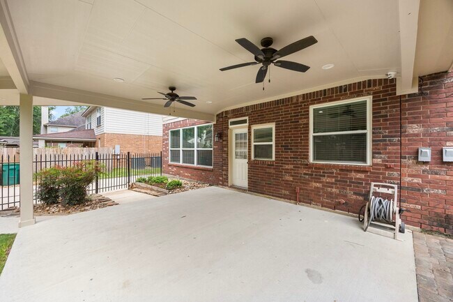 Building Photo - 22 Windfern Pl